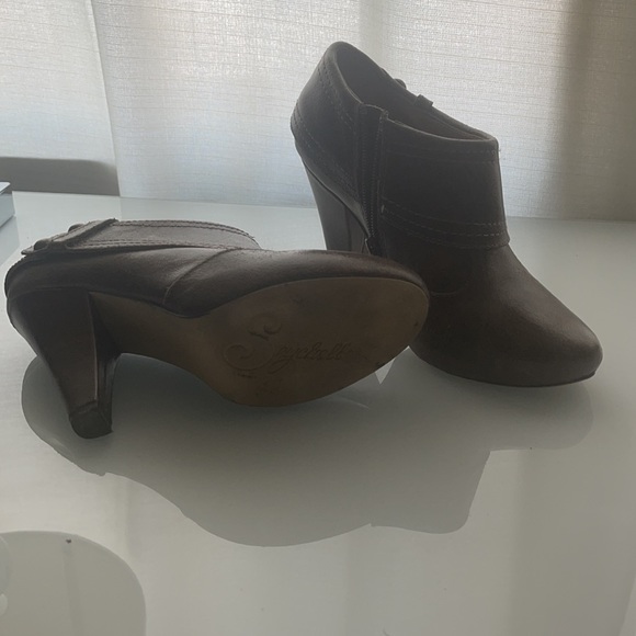 Heeled ankle bootie - Picture 3 of 3